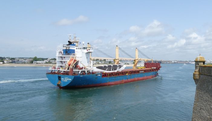 Unloading of a heavy lift