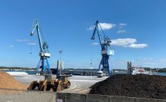 Discharging seaweed sand at Lorient port