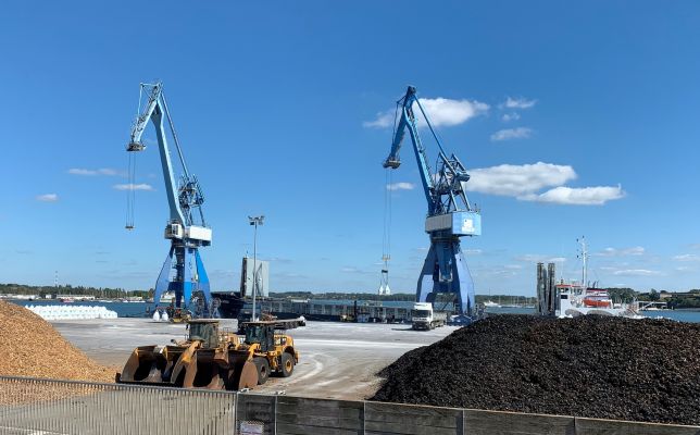 Discharging seaweed sand at Lorient port
