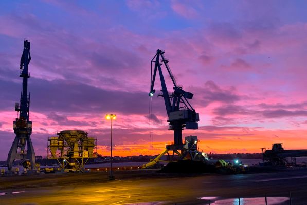 Shredded tyres loading