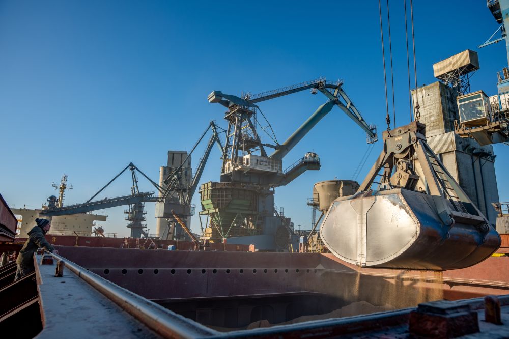 Stevedoring at Lorient port