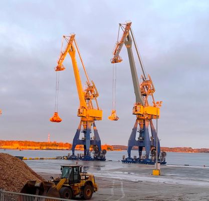 Port cranes turn yellow